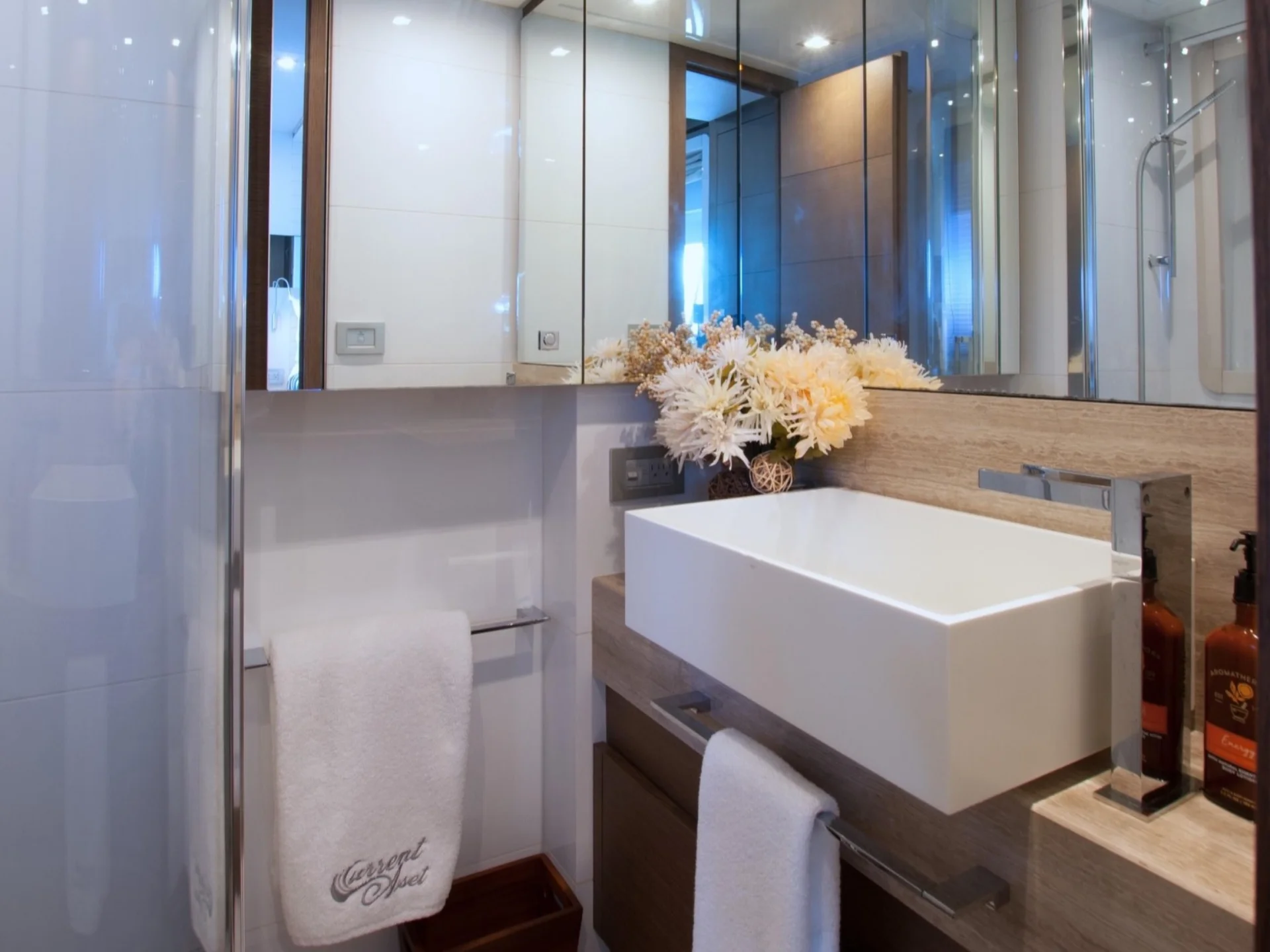 87' Ferretti – Top Shelf — photo 33