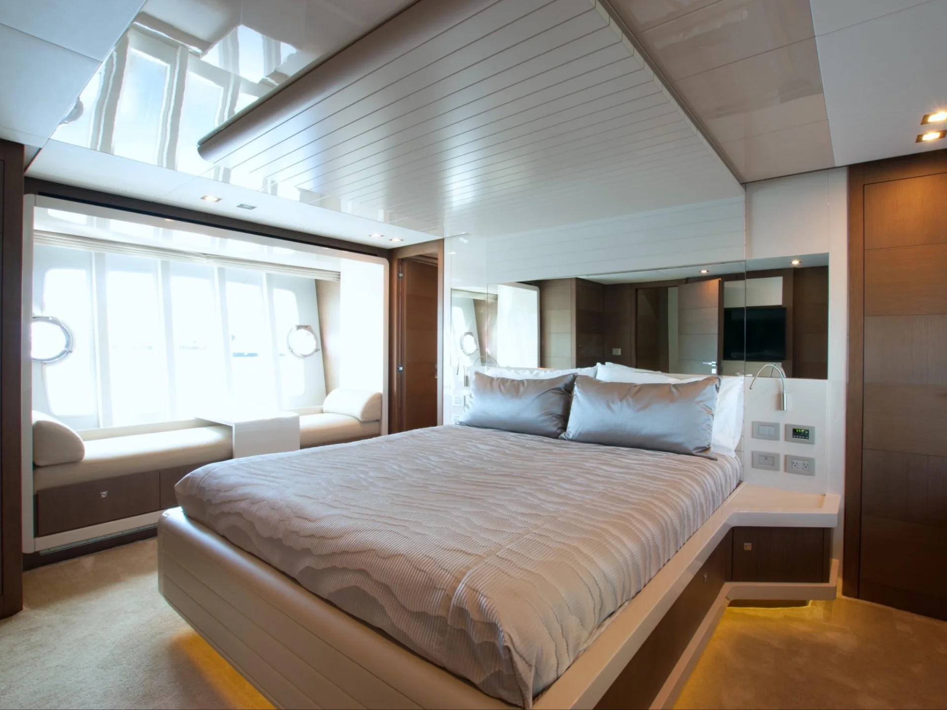 87' Ferretti – Top Shelf — photo 3