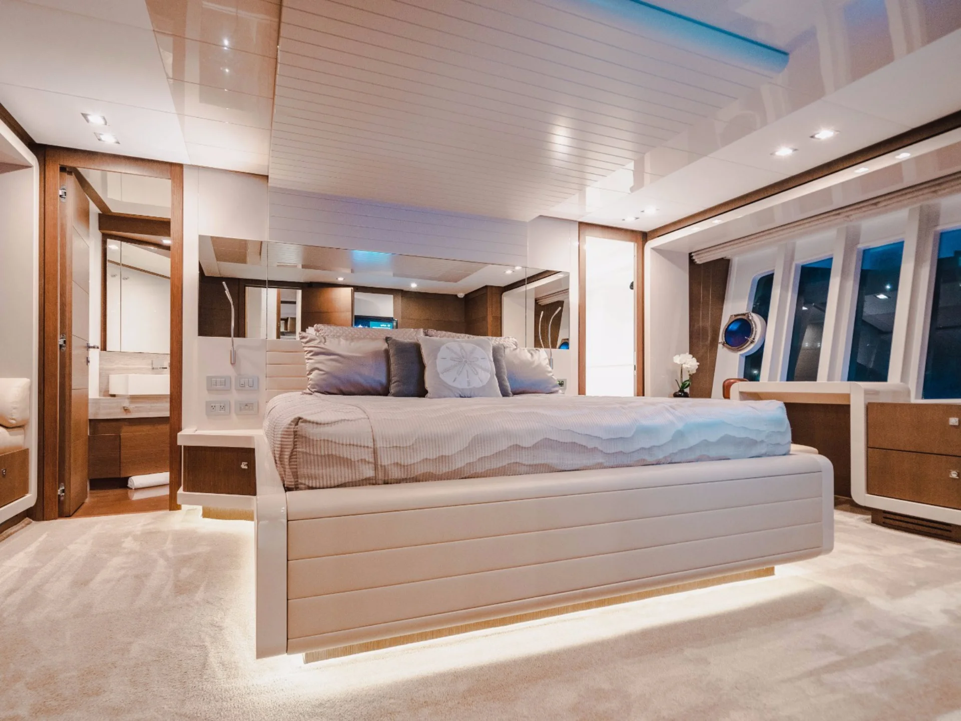 87' Ferretti – Top Shelf — photo 30