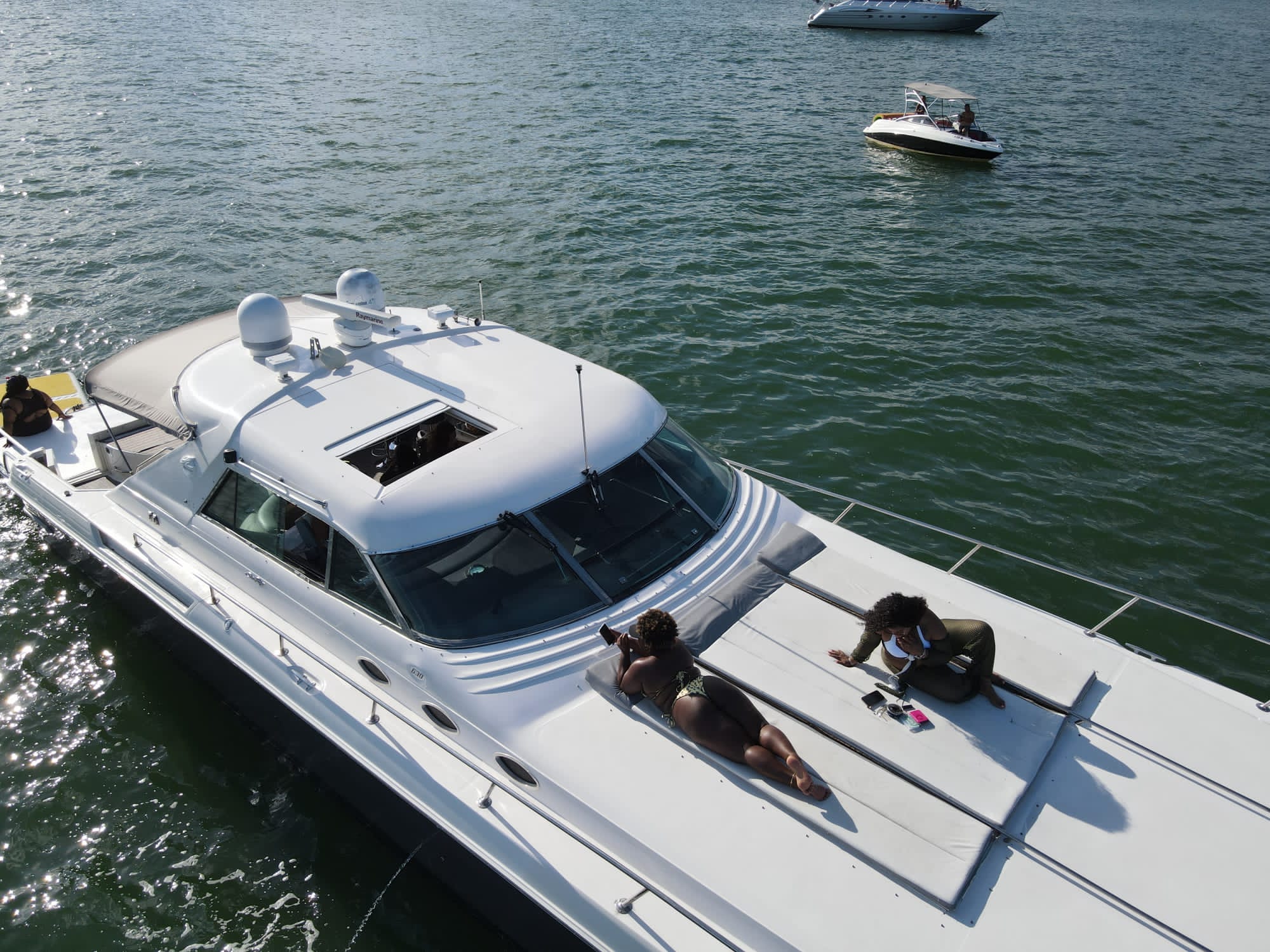 70' Sea Ray Outrage — photo 3